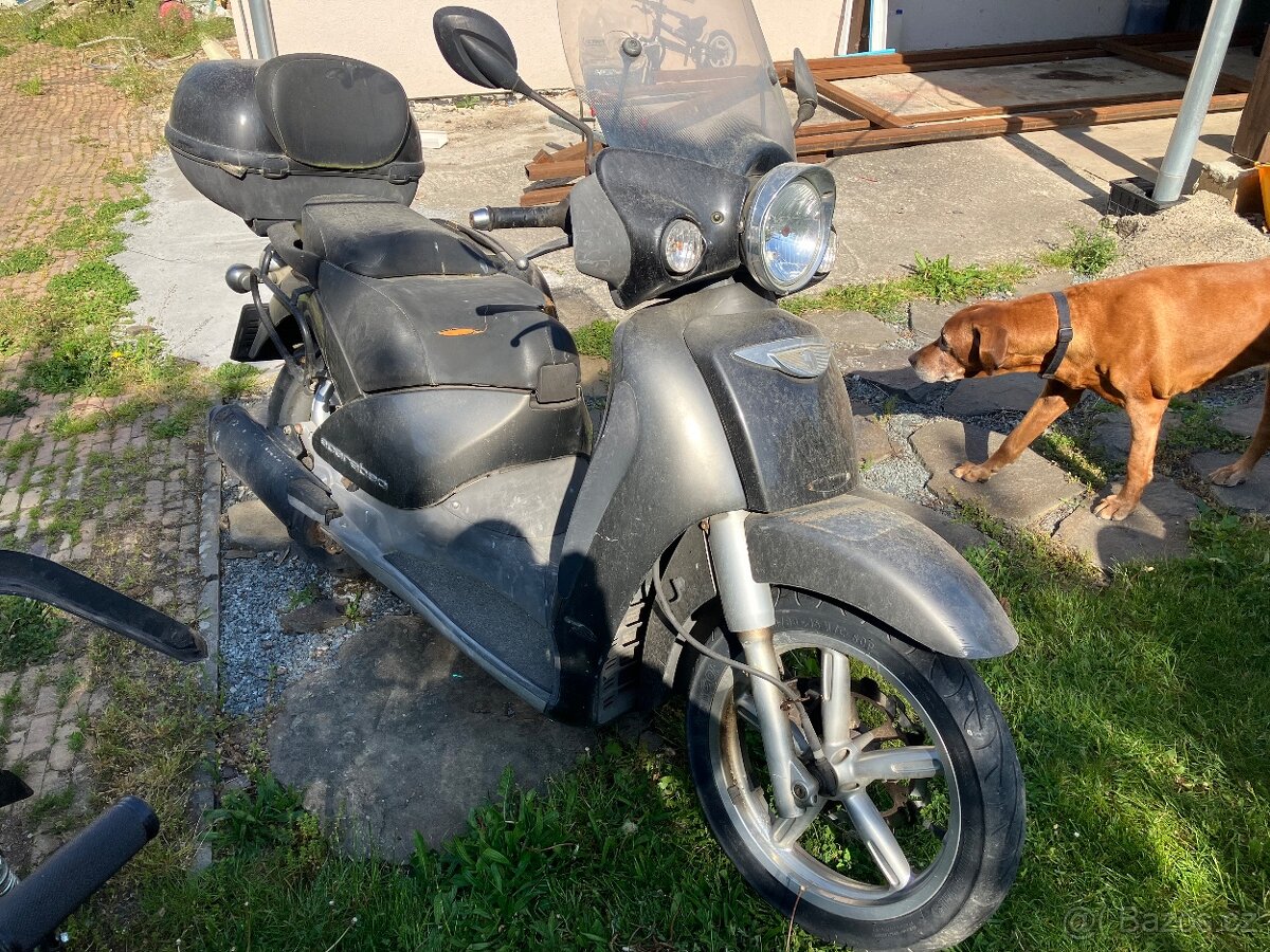 Skútr aprilia 250