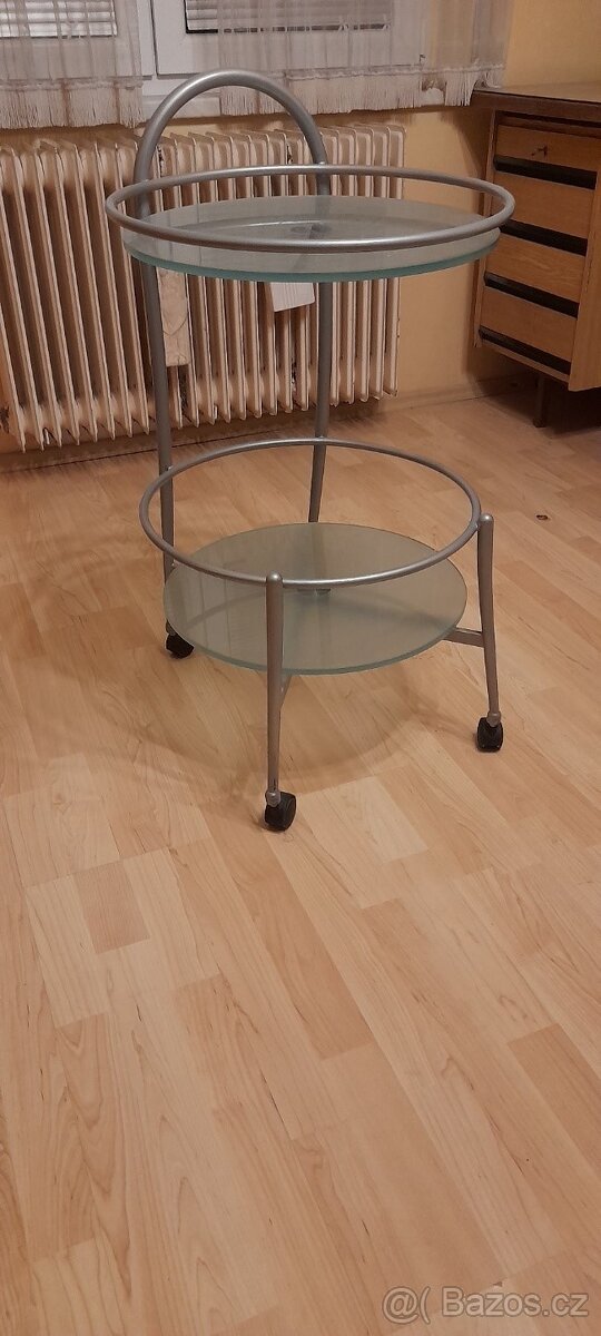 skleněný pojízdný stolek
