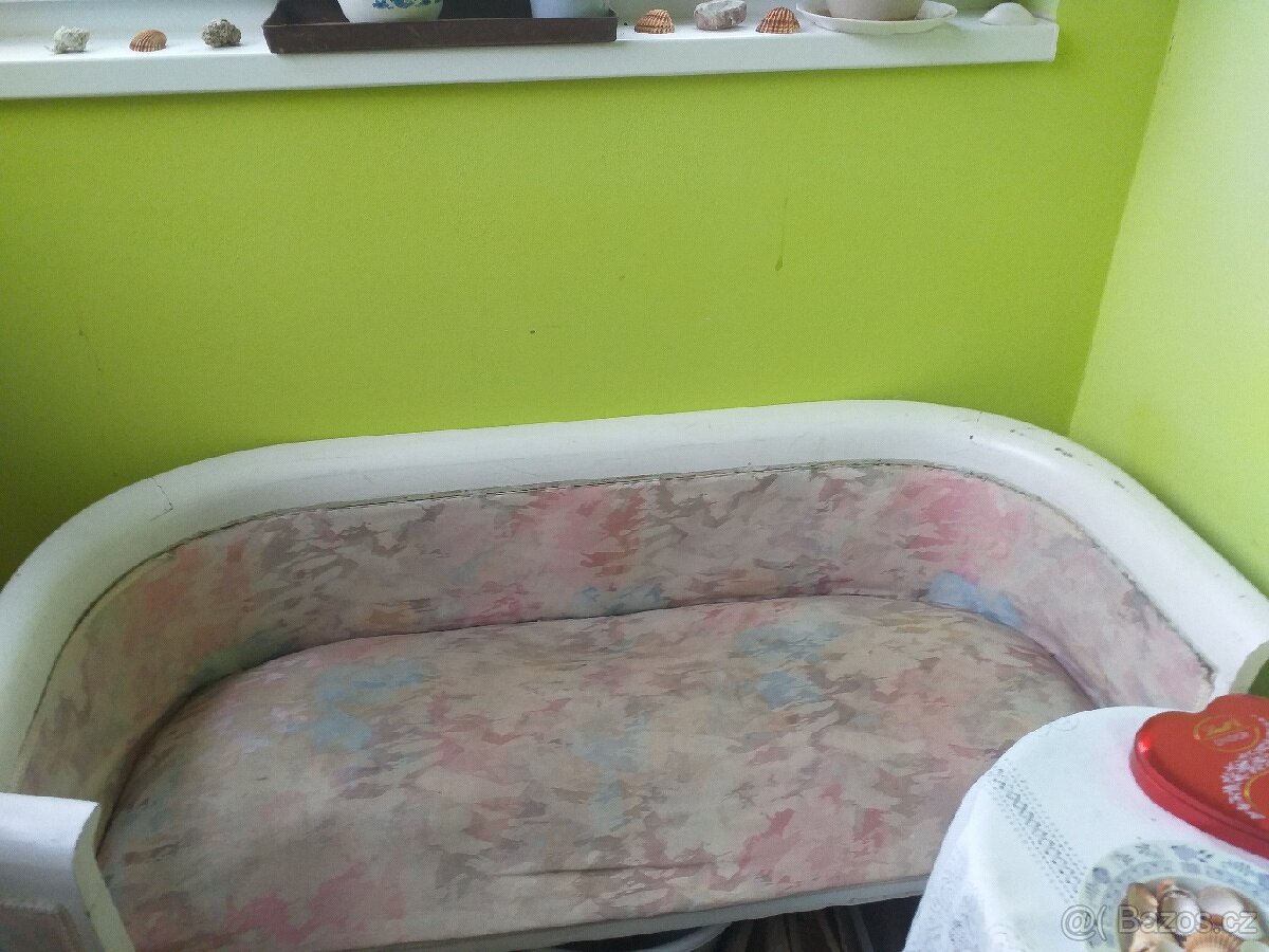 Starožitný dřevěný nábytek