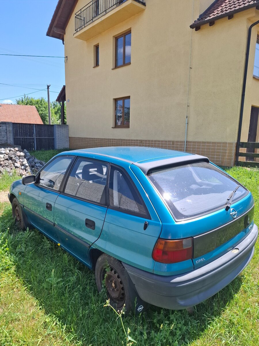 Opel astra 1.4 benzín 44kw r.v.1996