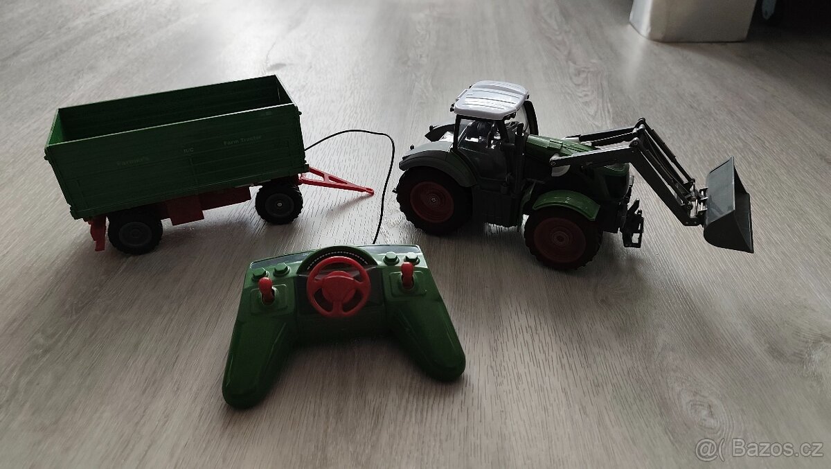 Traktor s vlečkou na dálkové ovládání