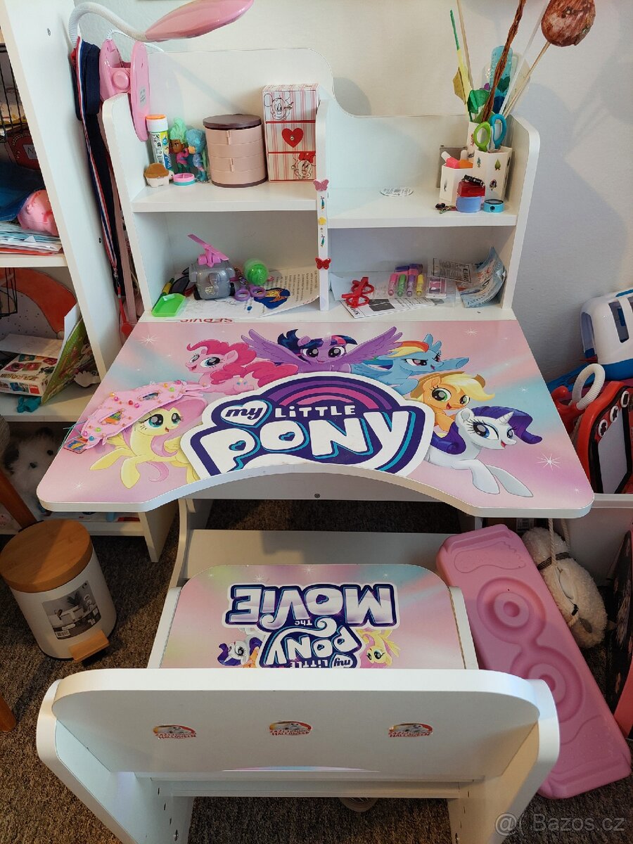 Dětský psací stůl.
