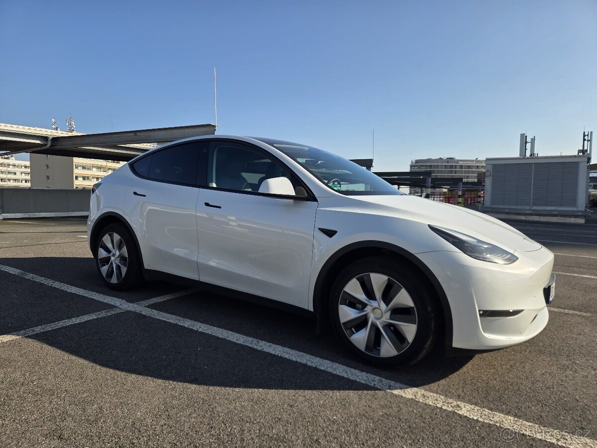 Tesla Model Y LR (2023) - perfektní stav, stále v záruce