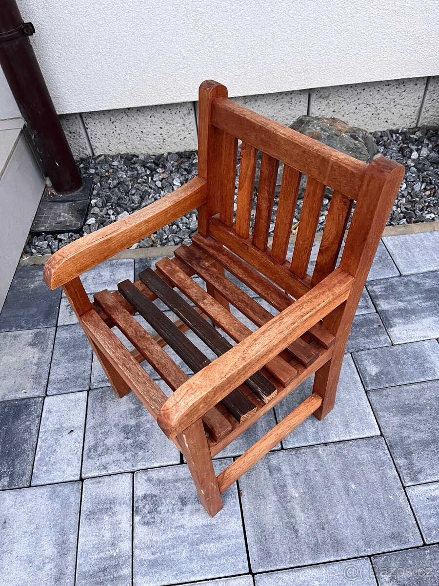 Dětská dřevěná židlička.