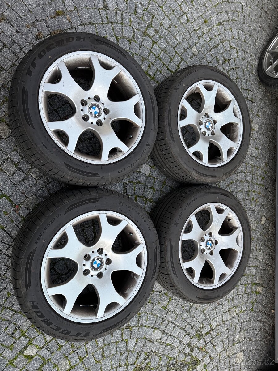Litá kola BMW 5x120 R19 s letními pneu 255/50 a 285/45 R19