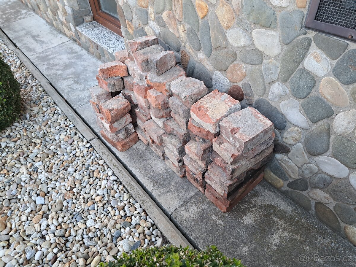 Poškozené staré dlaždice, cihly