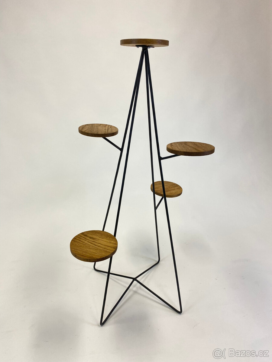 Květinový stojan s dubovými plochami na květiny