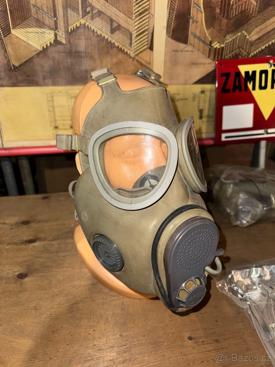 Vojenská plynová maska M10M ČSLA