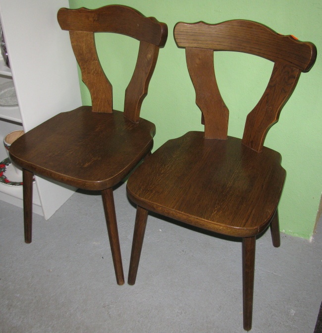 2 dřevěné židle