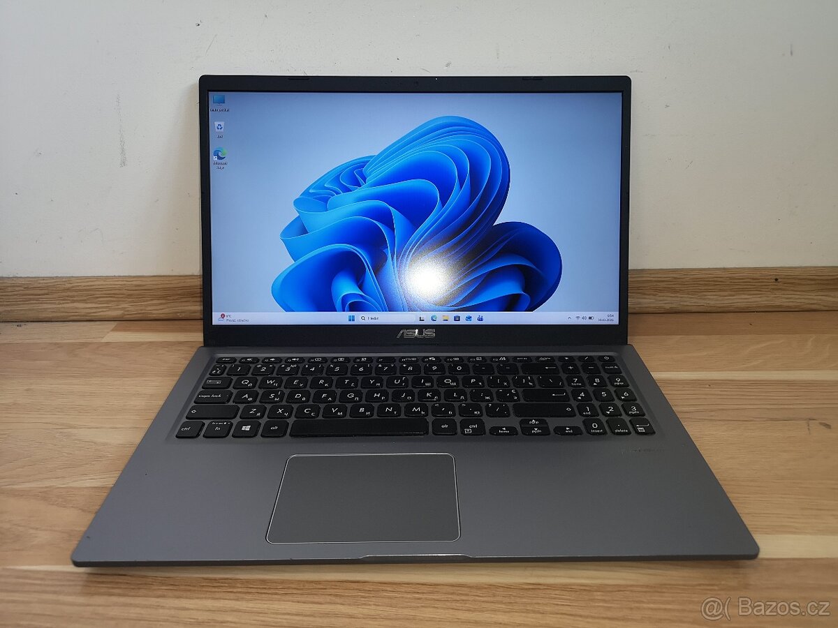 Čtyřjádrový notebook Asus X515E, 2 GB grafika