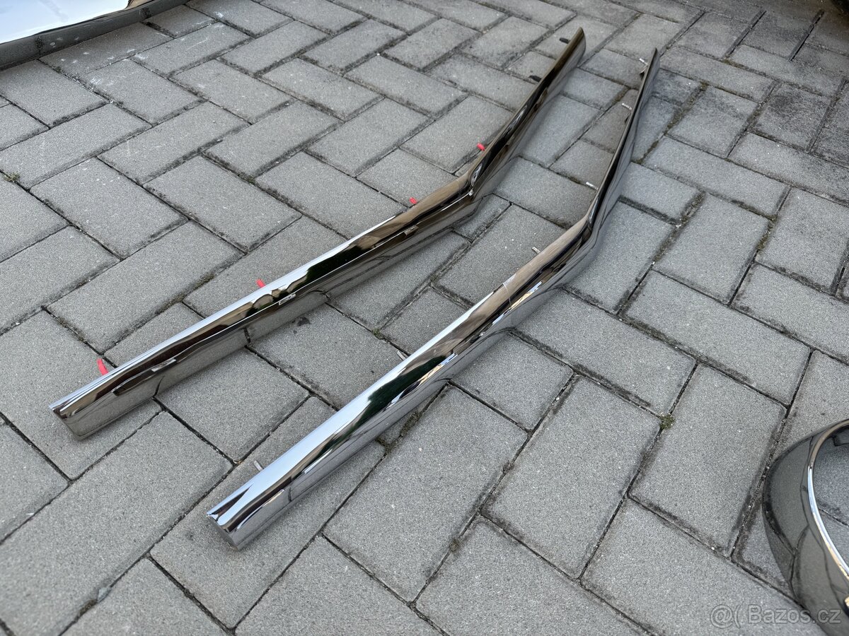 Volha Gaz 21, přední chromová lišta kapoty.