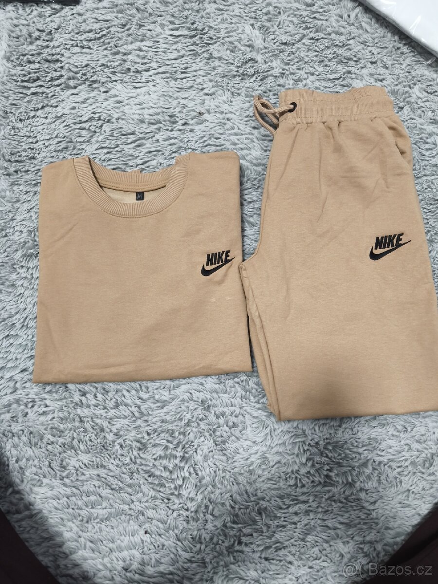 Dámská tepláková souprava Nike