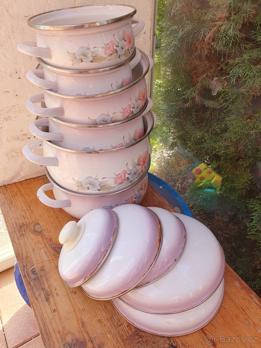 Sada smaltovaných hrnců. Retro.