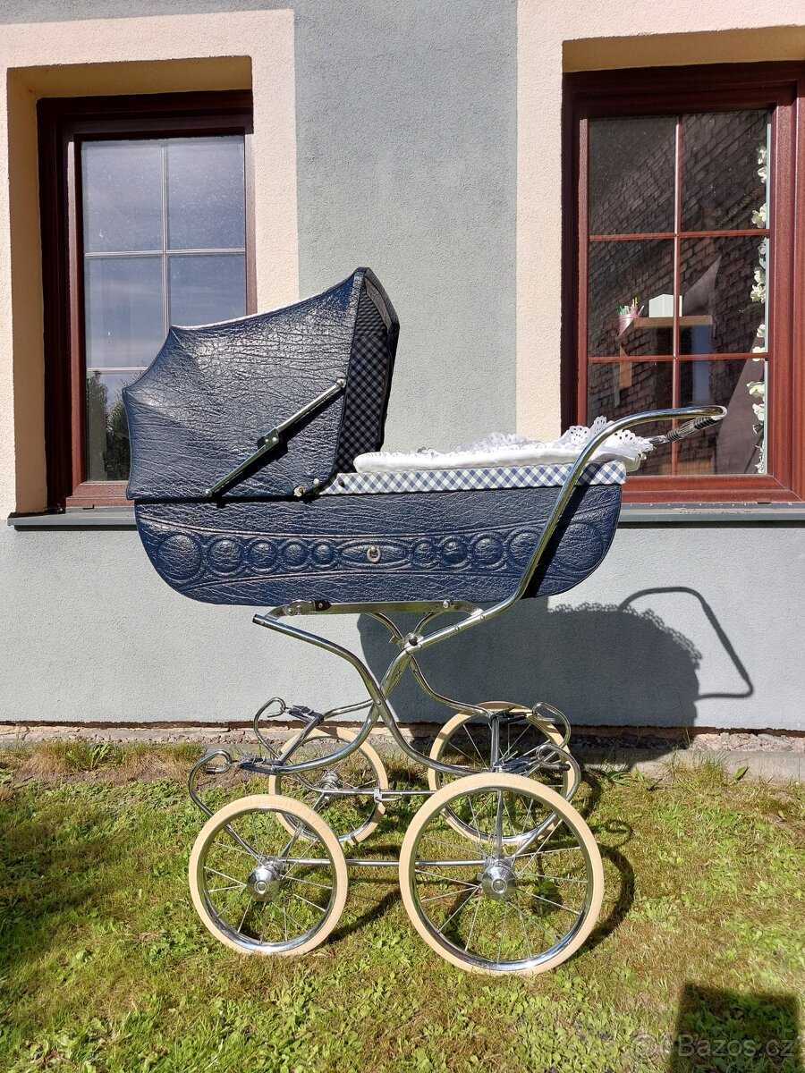 Retro krásný kočárek