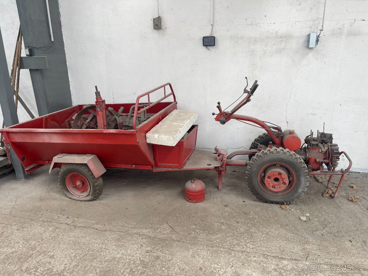 Malotraktor s rozebraným motorem
