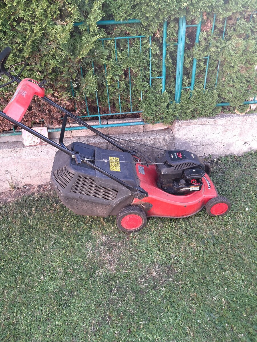 Benzínová sekačka s pojezdem