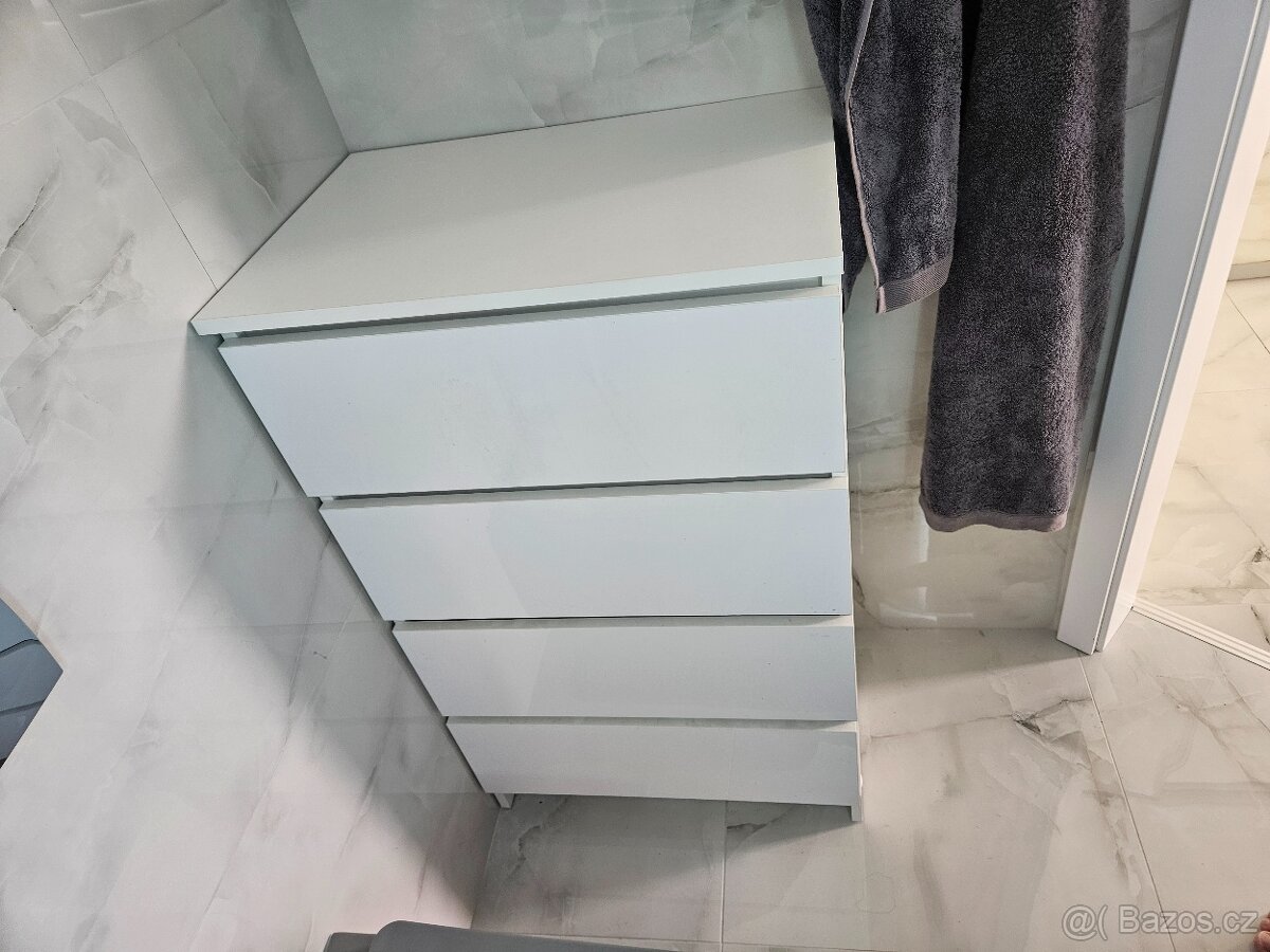 Komoda se 4 zásuvkami bílá, lesk