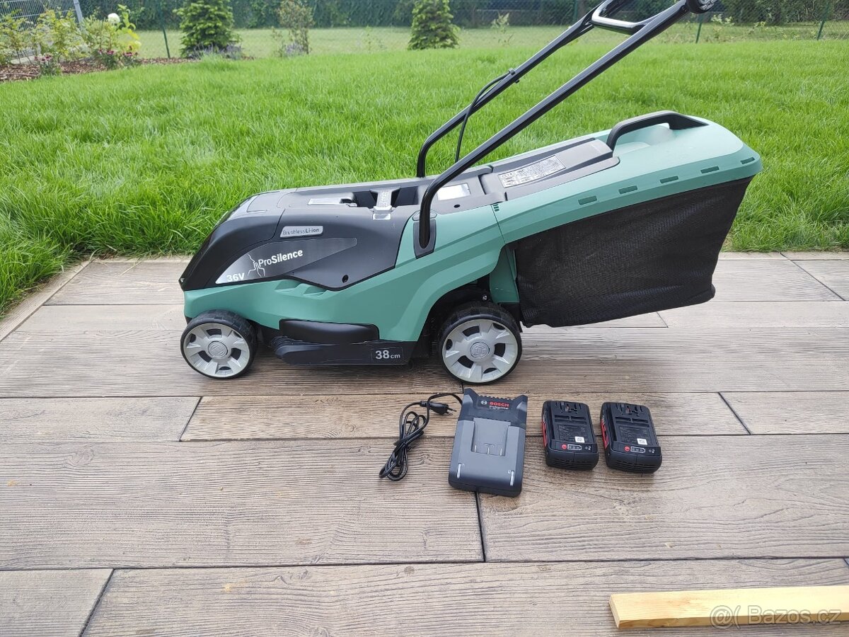 Bosch AKU sekačka UniversalRotak 36-560