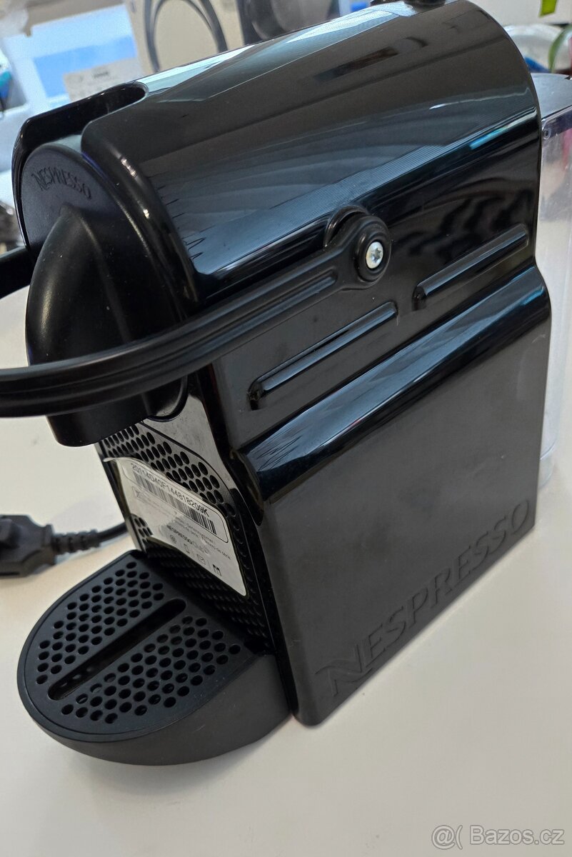 Kávovar De'Longhi Nespresso Inissia EN80B černý
