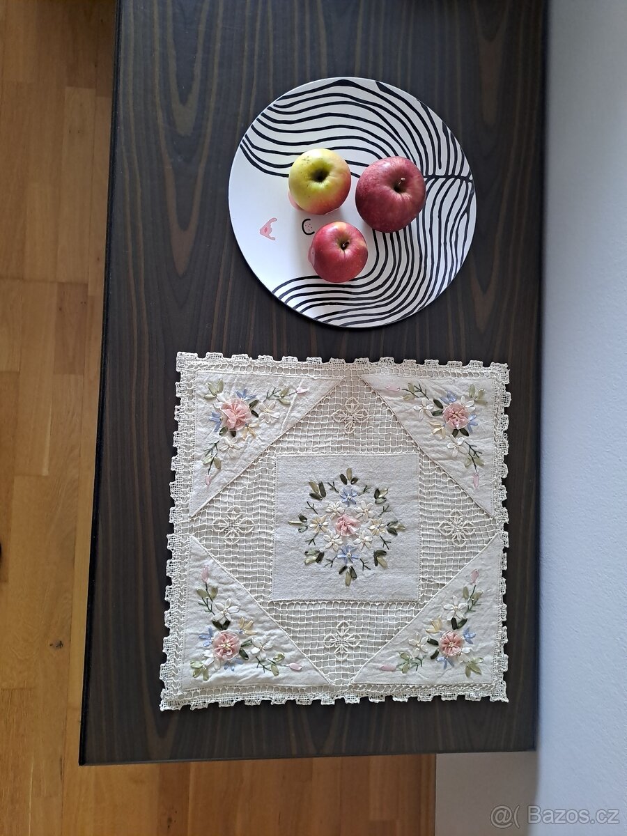 STAROŽITNÝ RUČNĚ VYŠÍVANÝ POVLAK NA POLŠTÁŘ