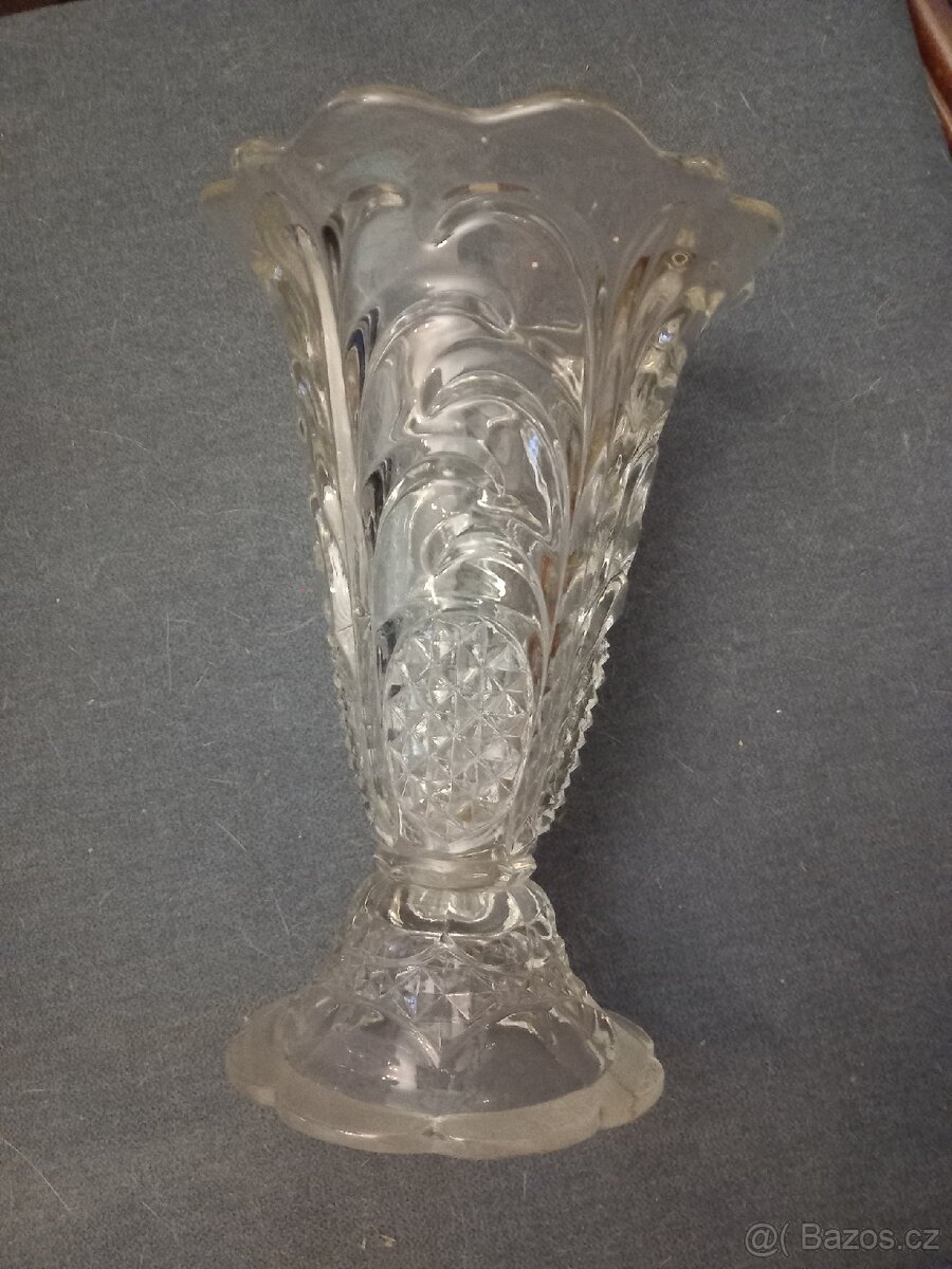VÁZA S LISOVANÉ SKLO, BROUŠENÍ KŘIŠŤÁL