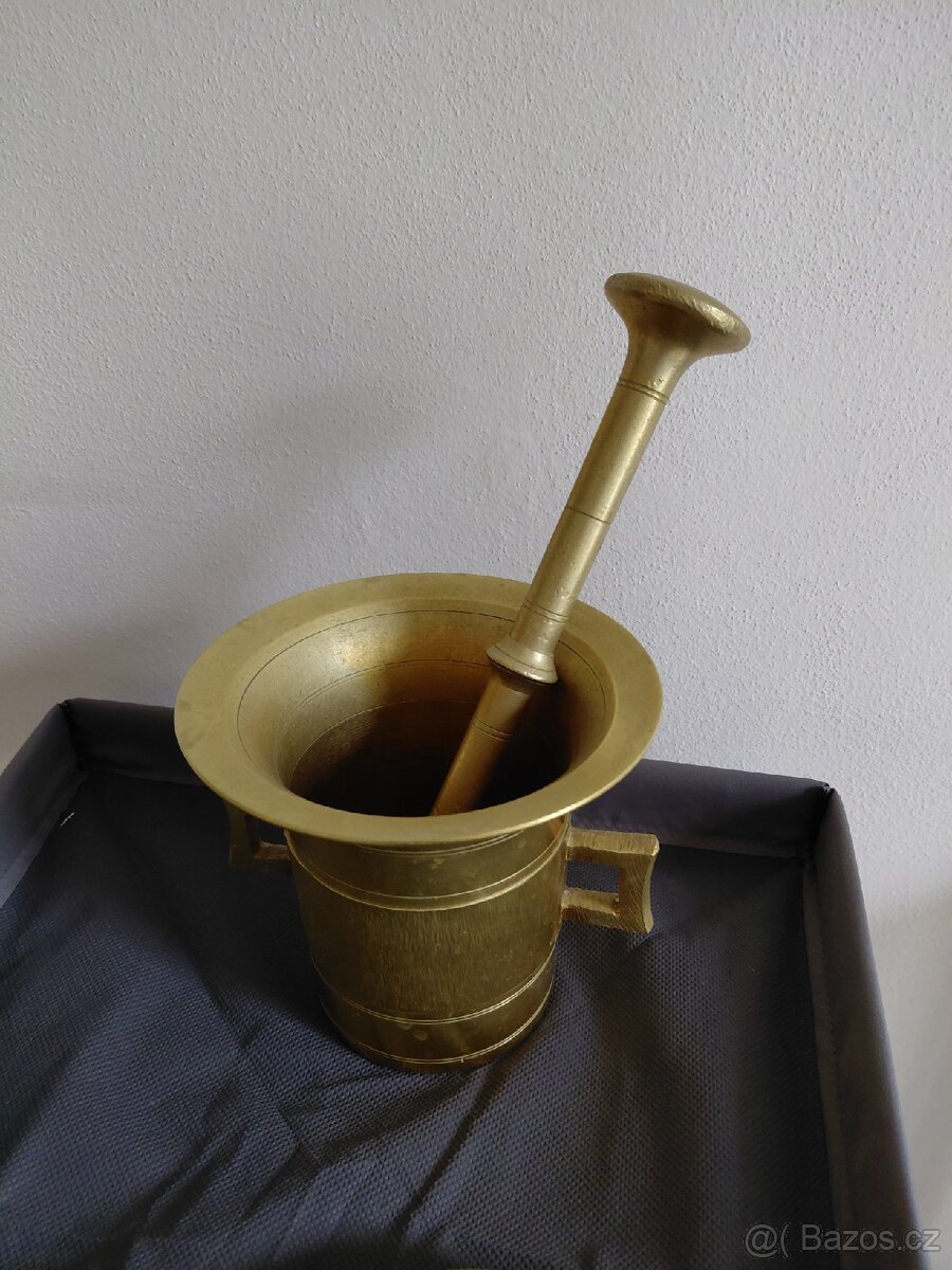 100 let starý hmoždíř