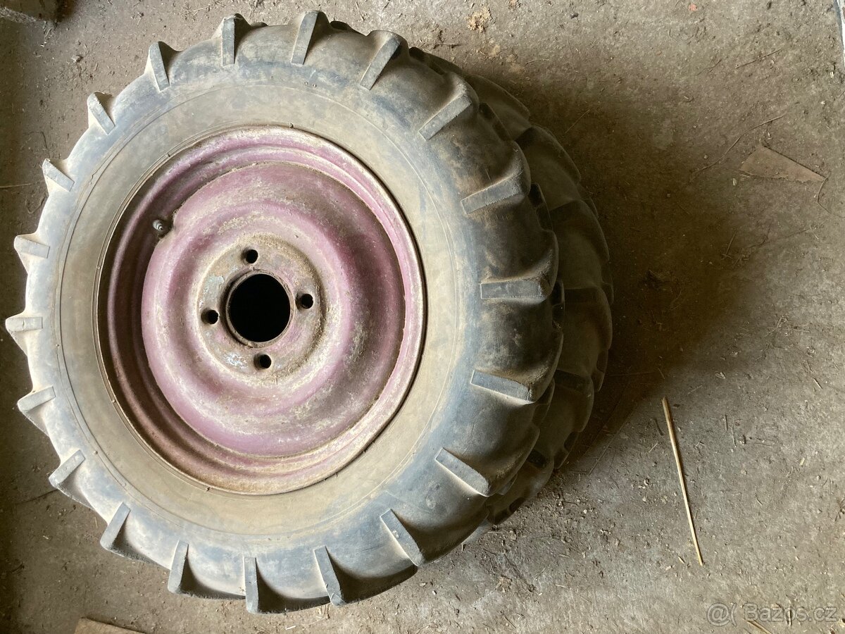 2 ks kola na traktor