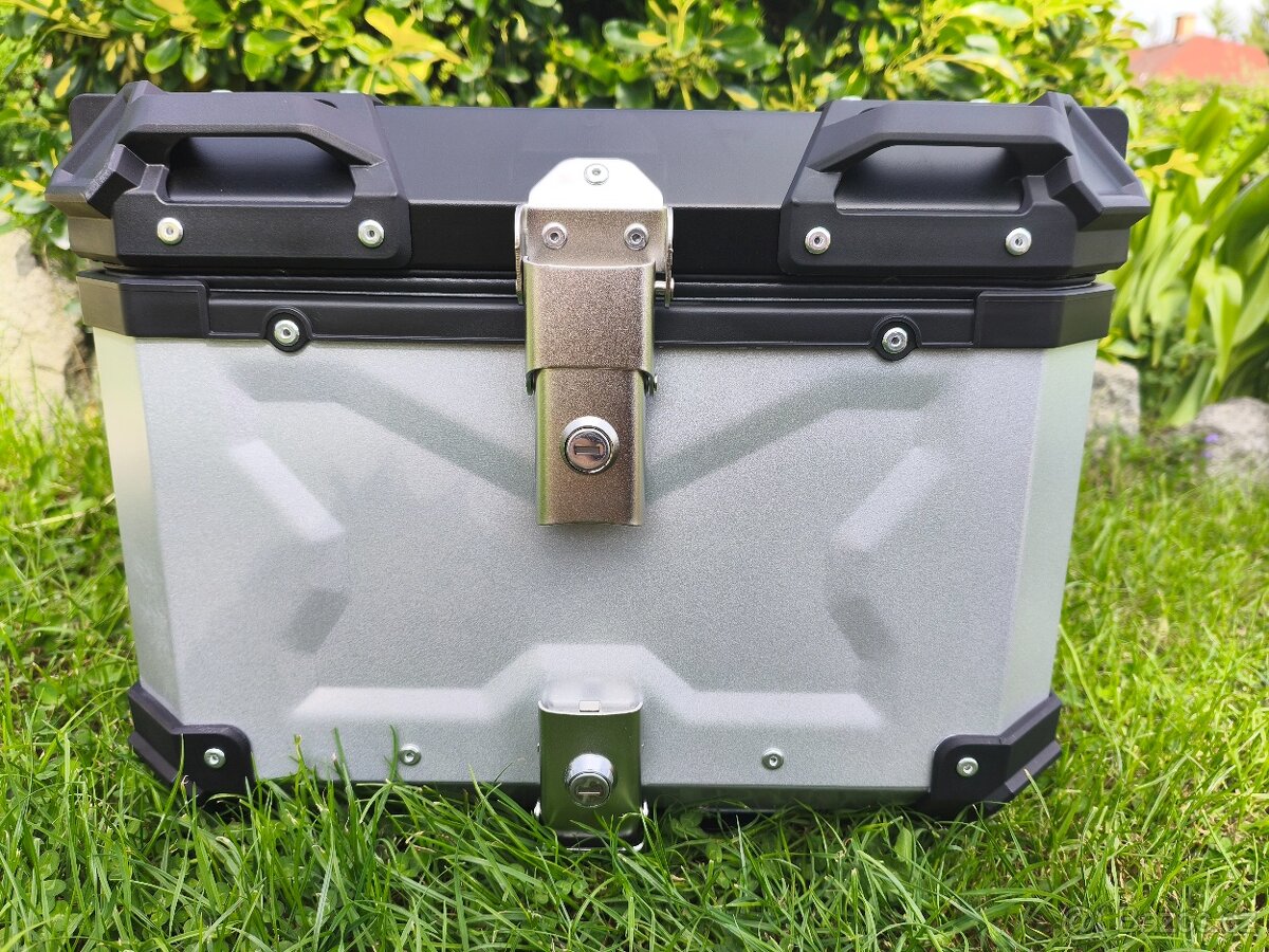 Hliníkový kufr na motorku (top case).Stříbrný.45 litrů. Nový