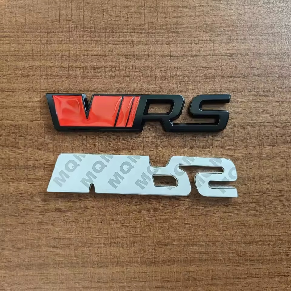 ŠKODA RS – černé a stříbrné vRS znaky (přední + zadní)