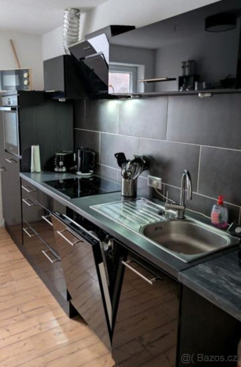 Moderní černá lesklá linka se spotřebiči,5804