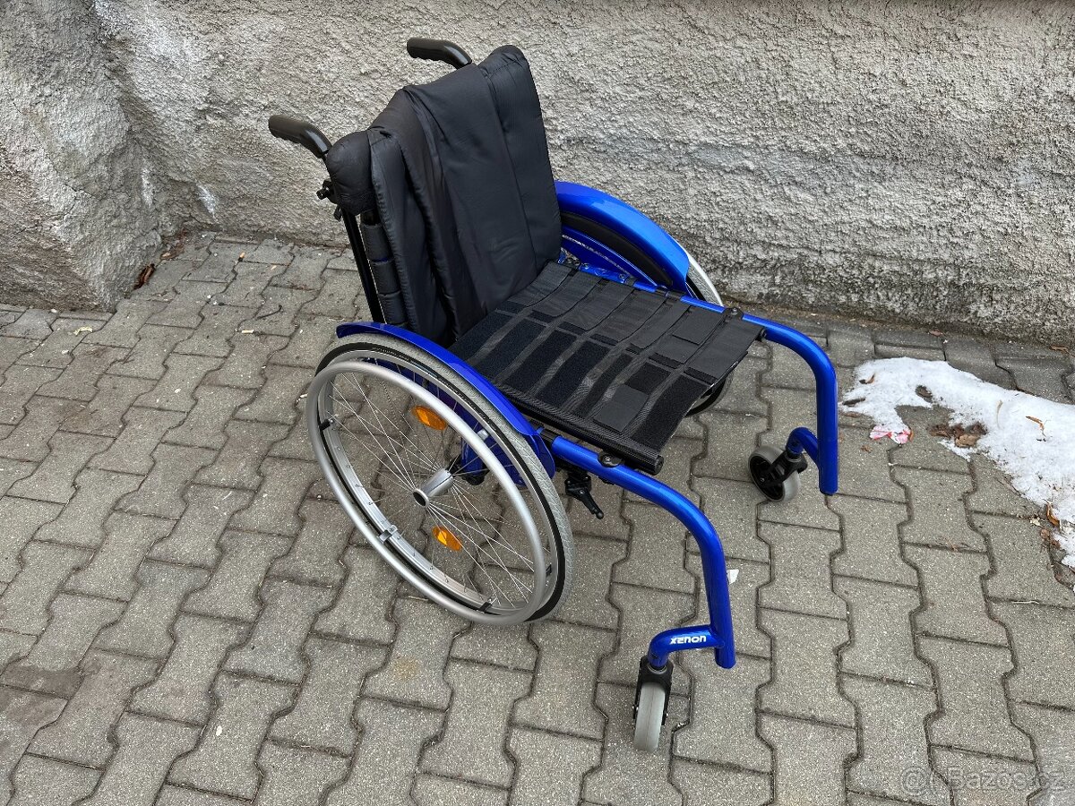 Invalidní vozík odlehčený, modrý, bez podnoží