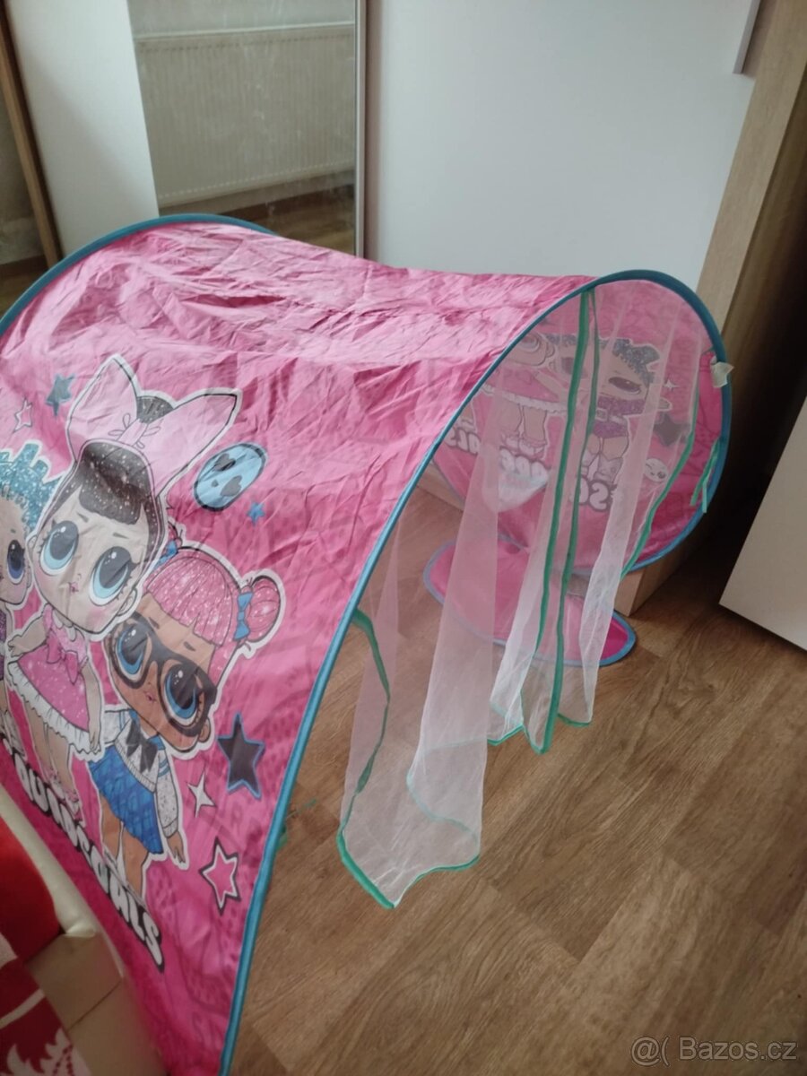 Nebesa nad postel pro holčičku