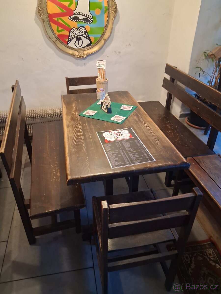 Masivní stůl s lavicemi
