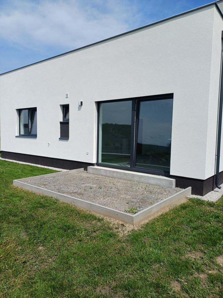 byt 3 + kk v novostavbe RD o třech bytech se zahrádkou