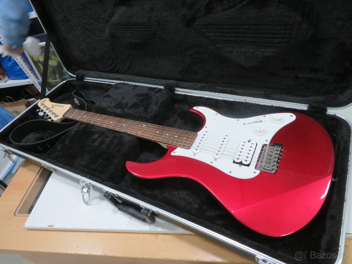 Zánovní elektrická kytara Yamaha Pacifica 112J