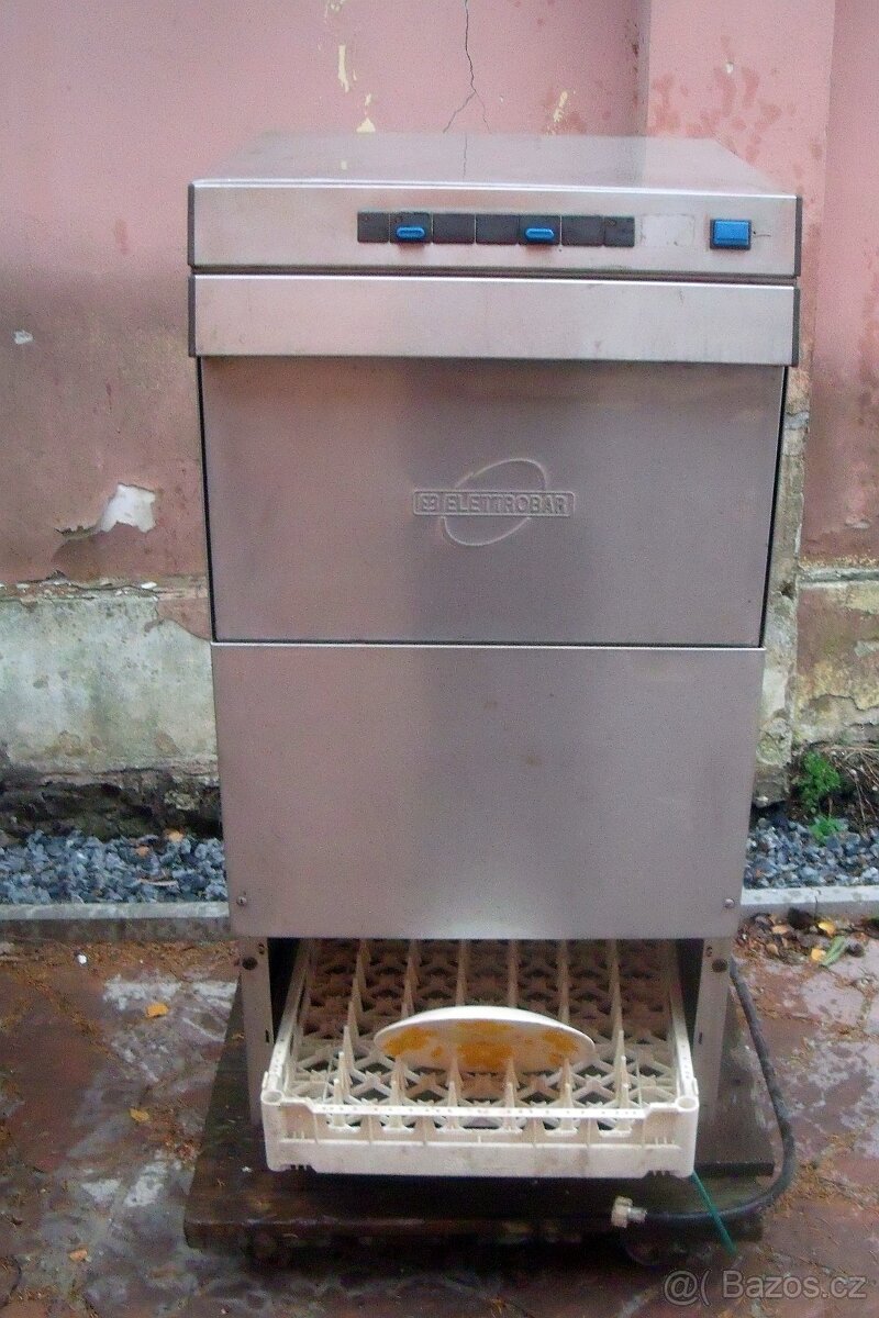 Myčka na nádobí. Výrobník ledu. Barovou myčku. Váha. Nařezak