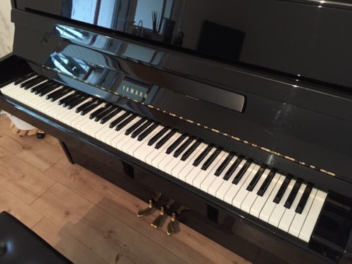 Pianino Yamaha černé lesklé leštěné dobrý stav série P2 (č.