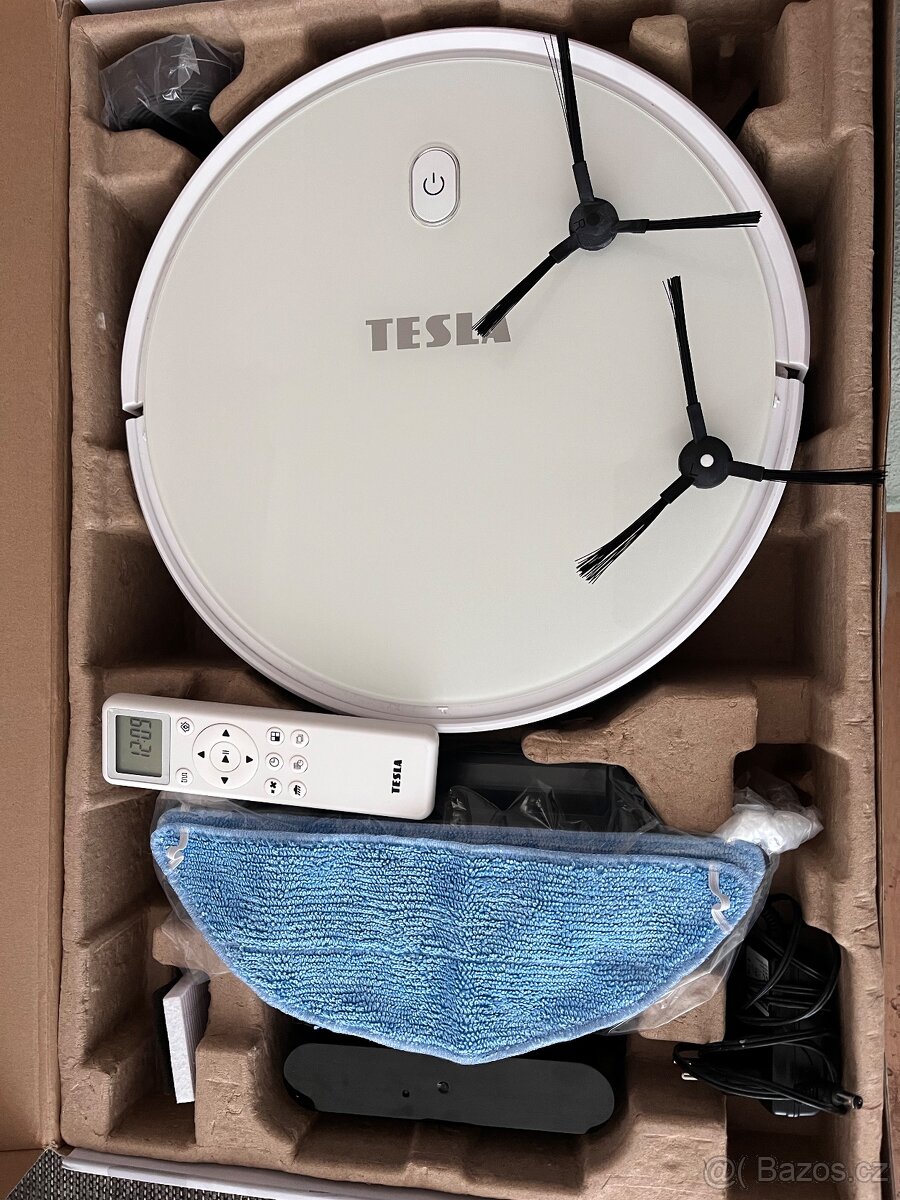 Robotický vysavač Tesla IQ300