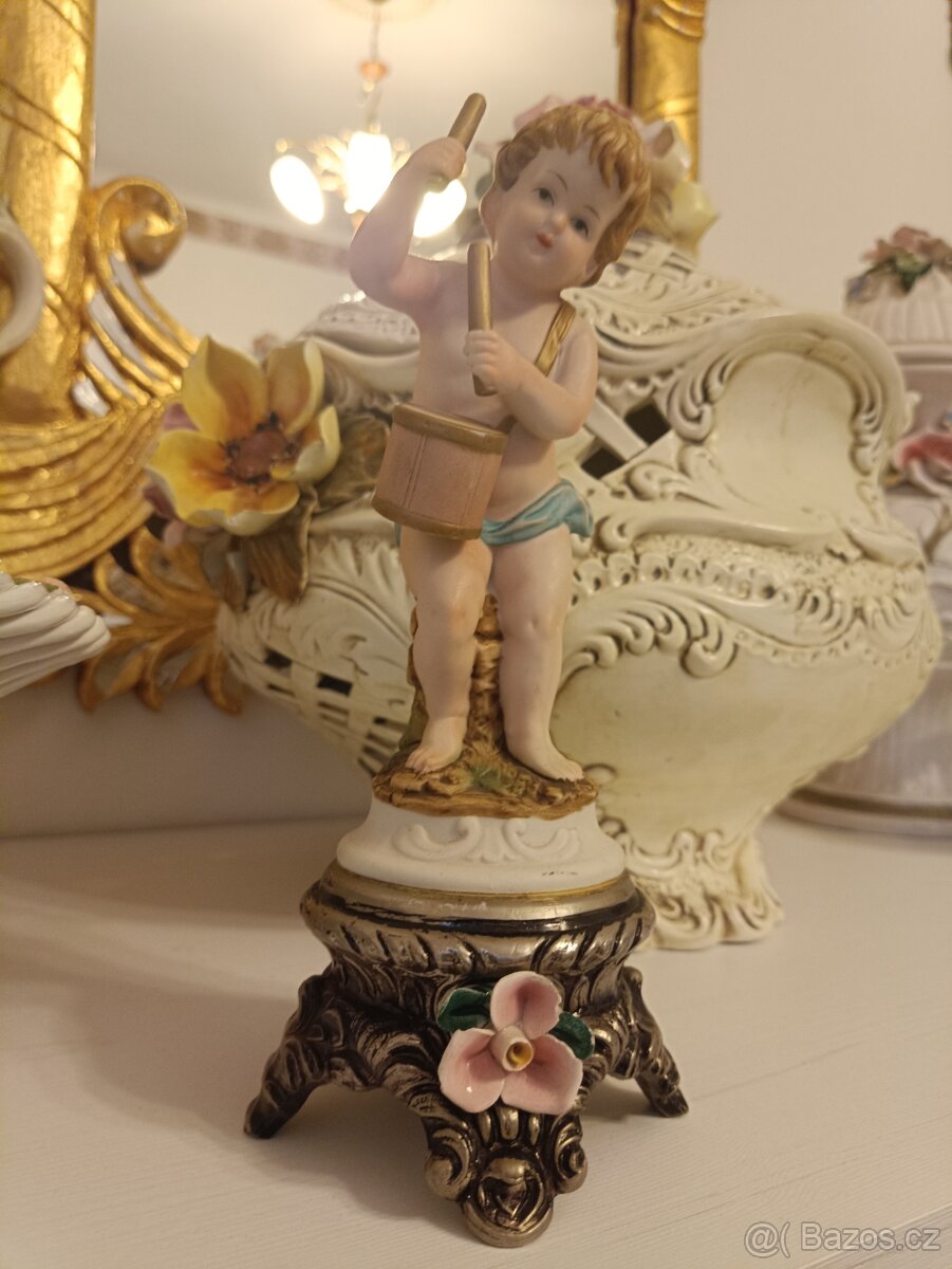 Starožitná porcelánová soška. Signováno 2x.
