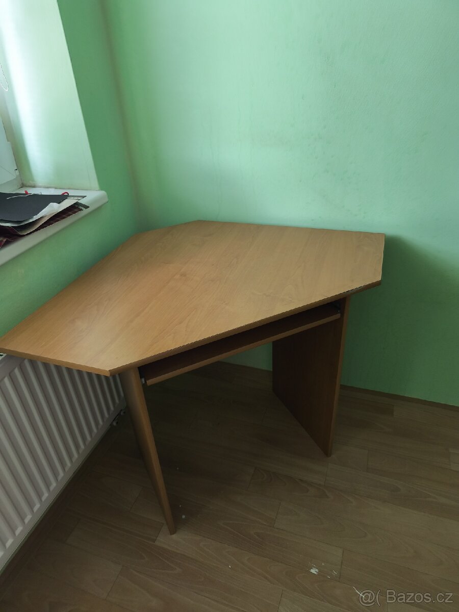 Rohový pracovní stůl