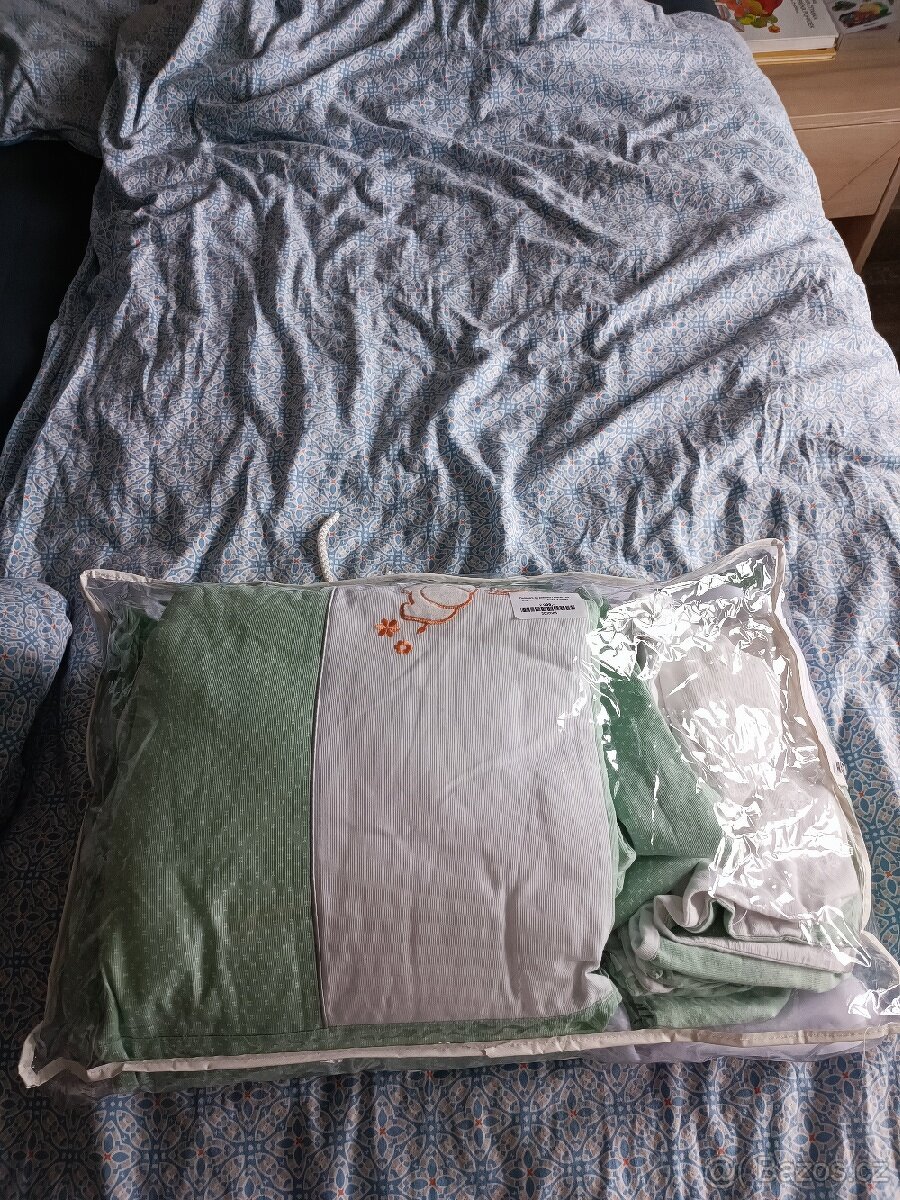 Prodám povlečení do postýlky. Sada 4 kusů.