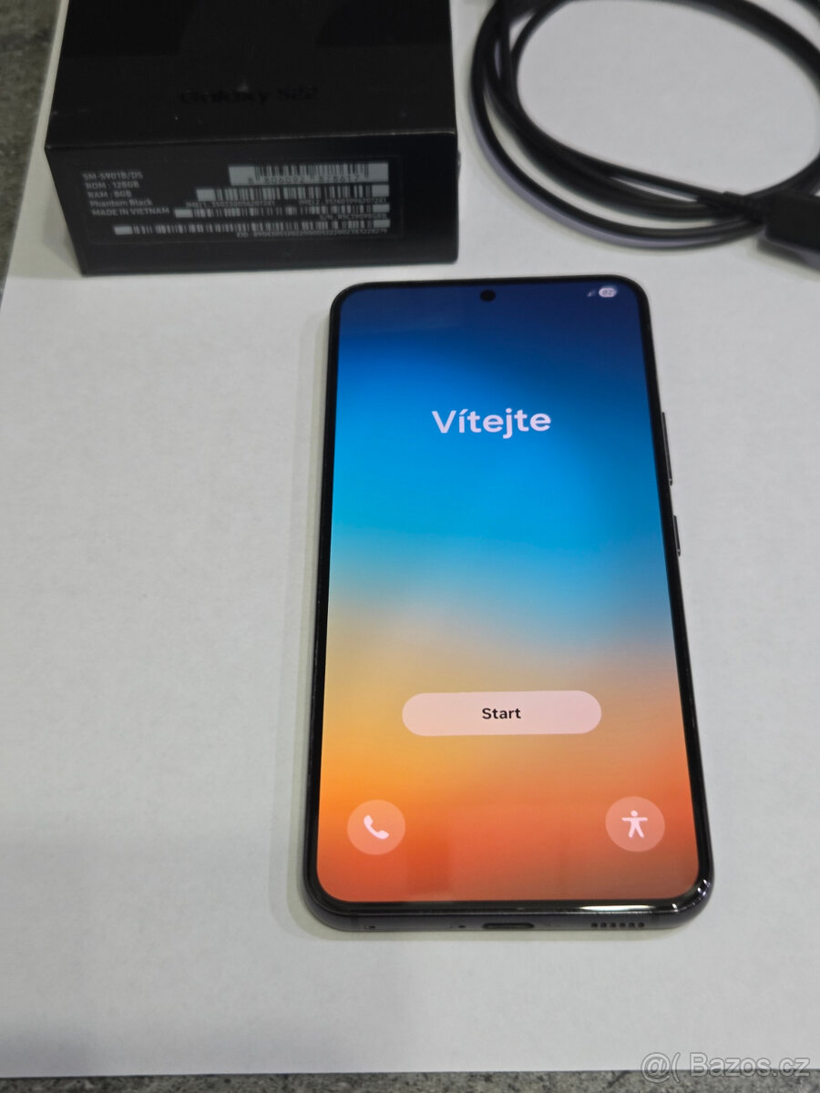 Samsung Galaxy S22 128 GB 5G - černý TOP stav