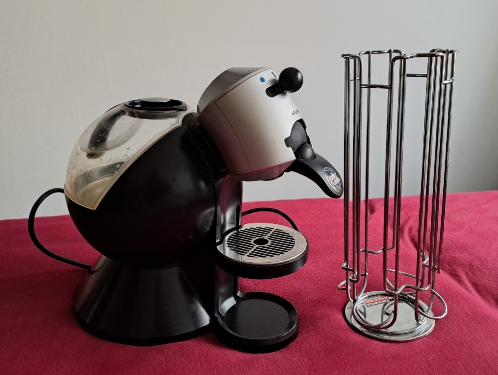 Kávovar Krups na kapsle Dolce Gusto + stojánek