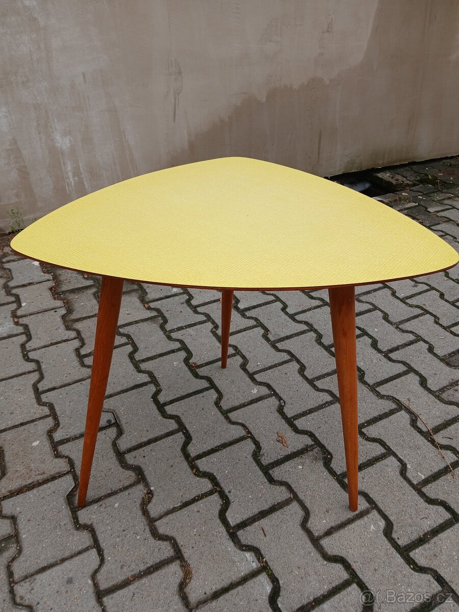 Retro konferenční stolek trsátko