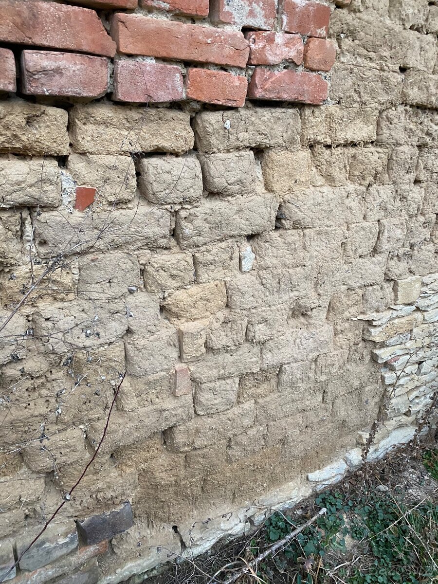 Cihly vepřovice / kotovice a hlína ze spár z dřevěnice