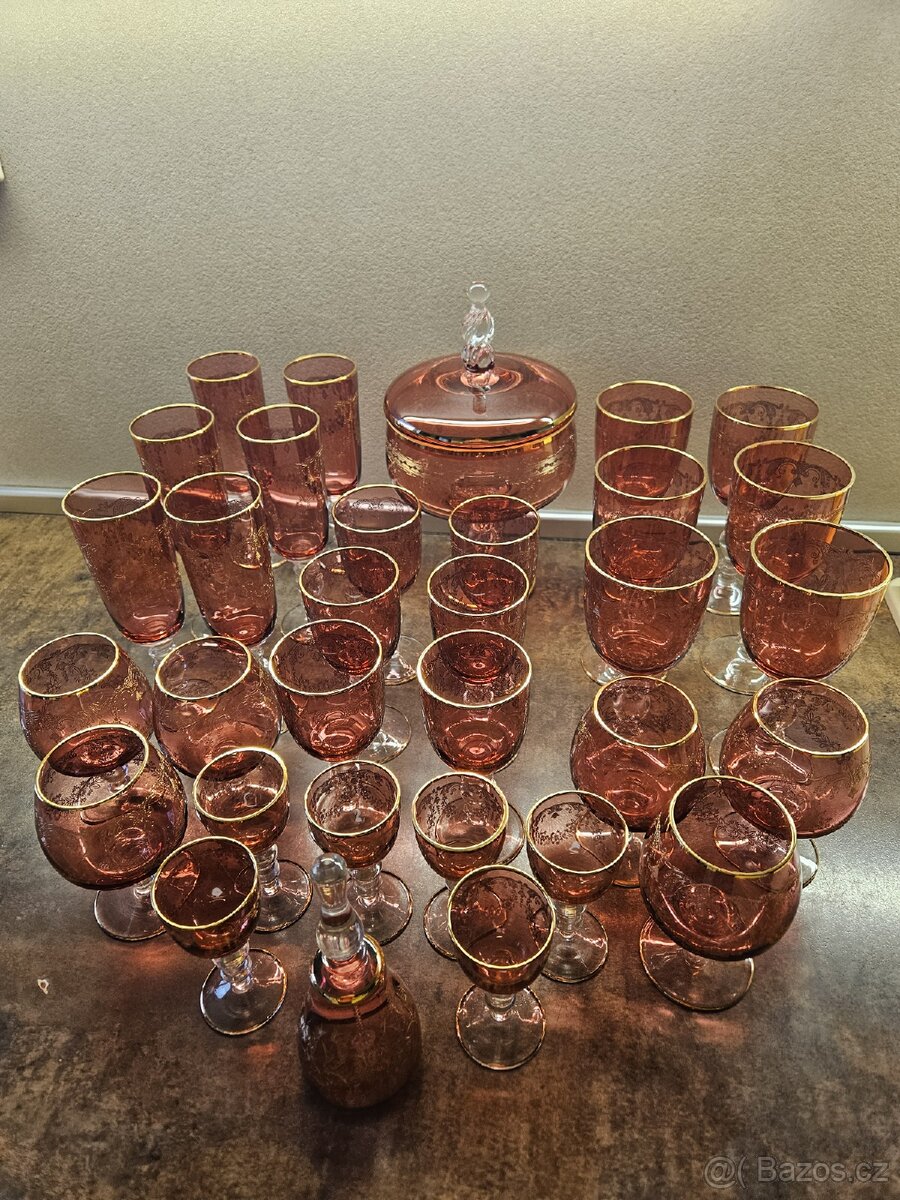 Skleněná souprava v růžové barvě