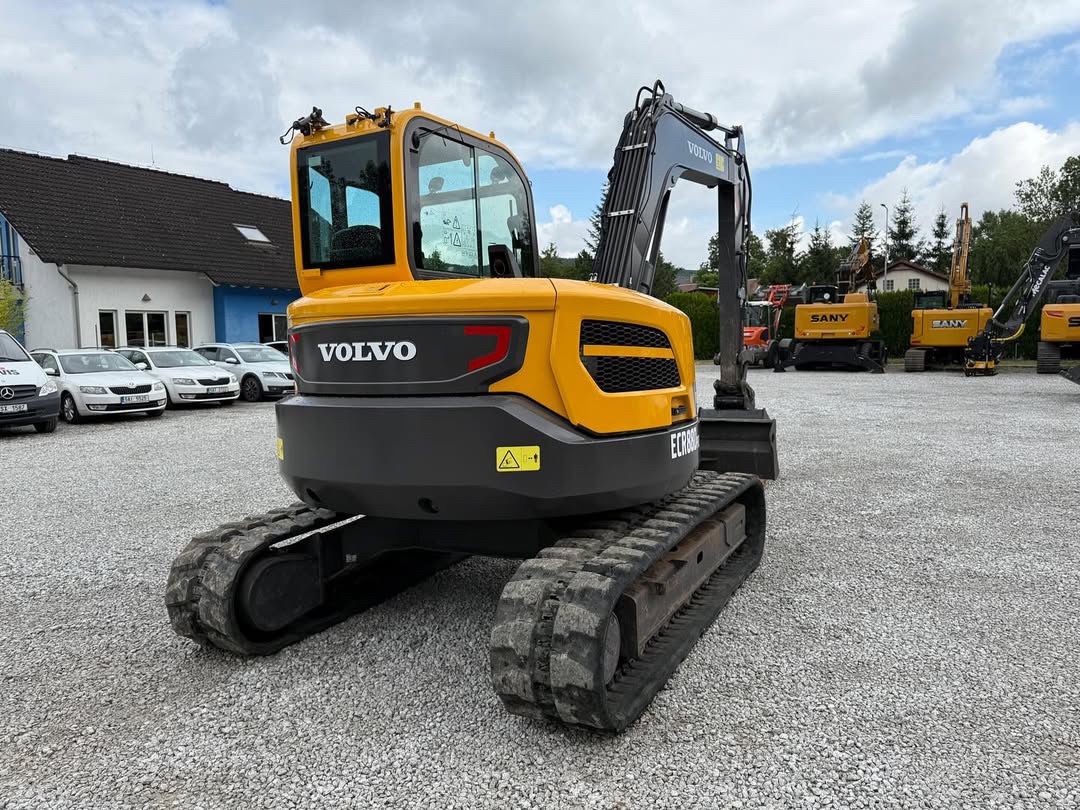 Pásový bagr Volvo ECR88D
