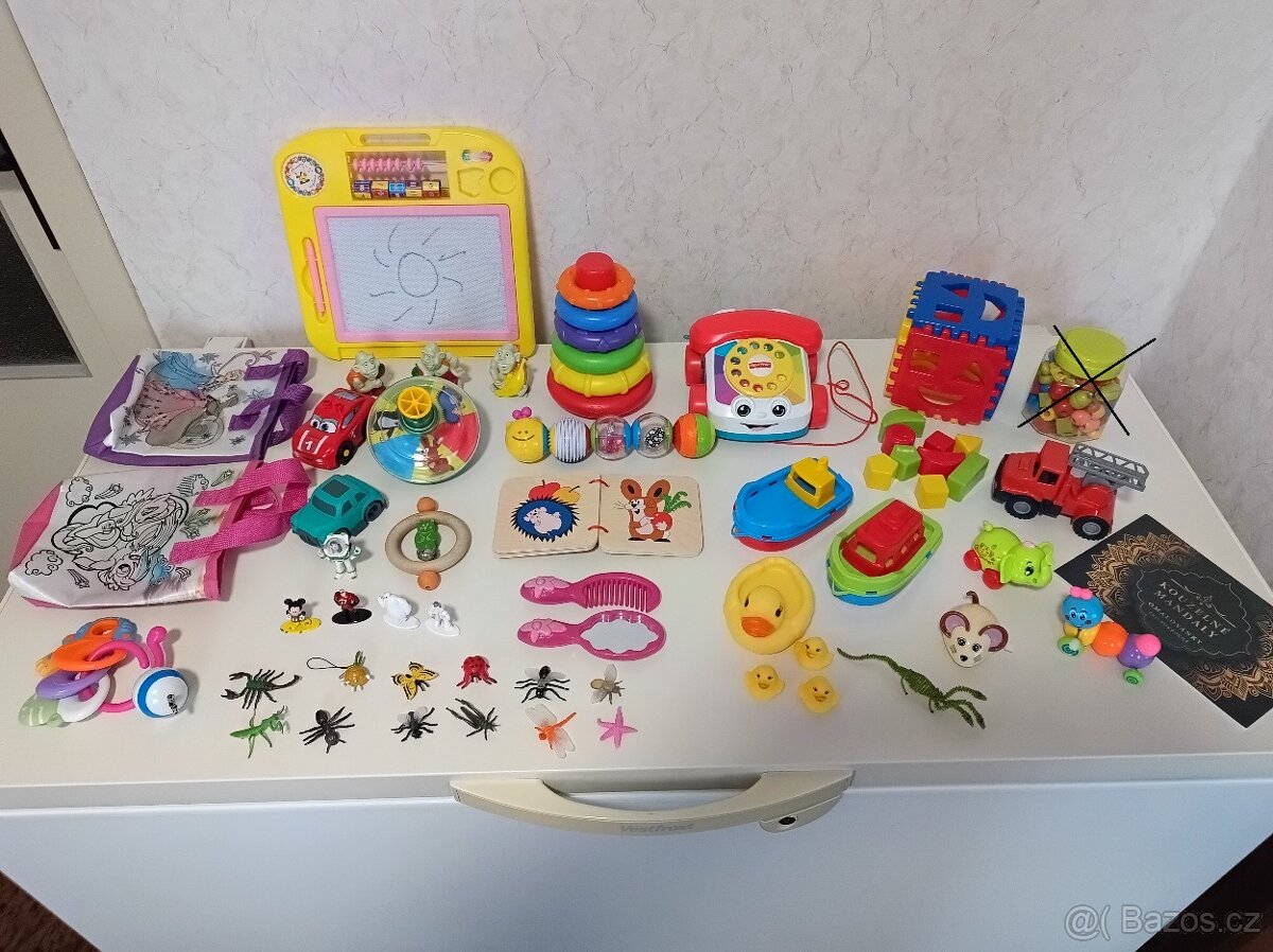 Hračky pro děti, Krteček, lodička, telefon atd.