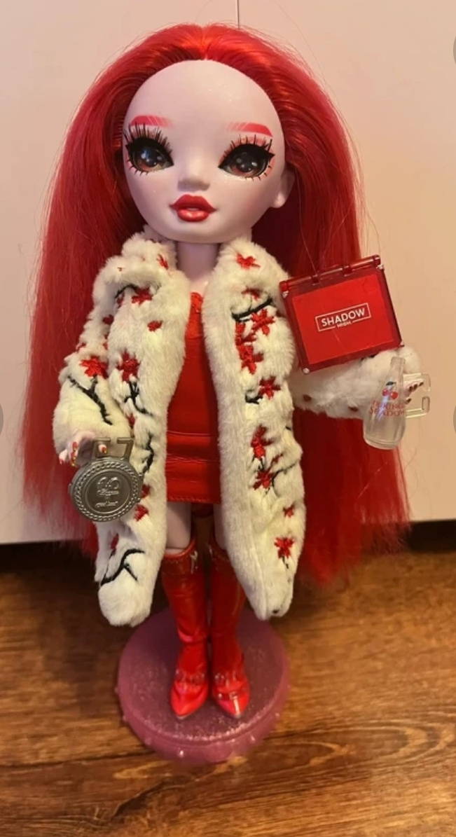 Rainbow high Rosie Redwood panenka