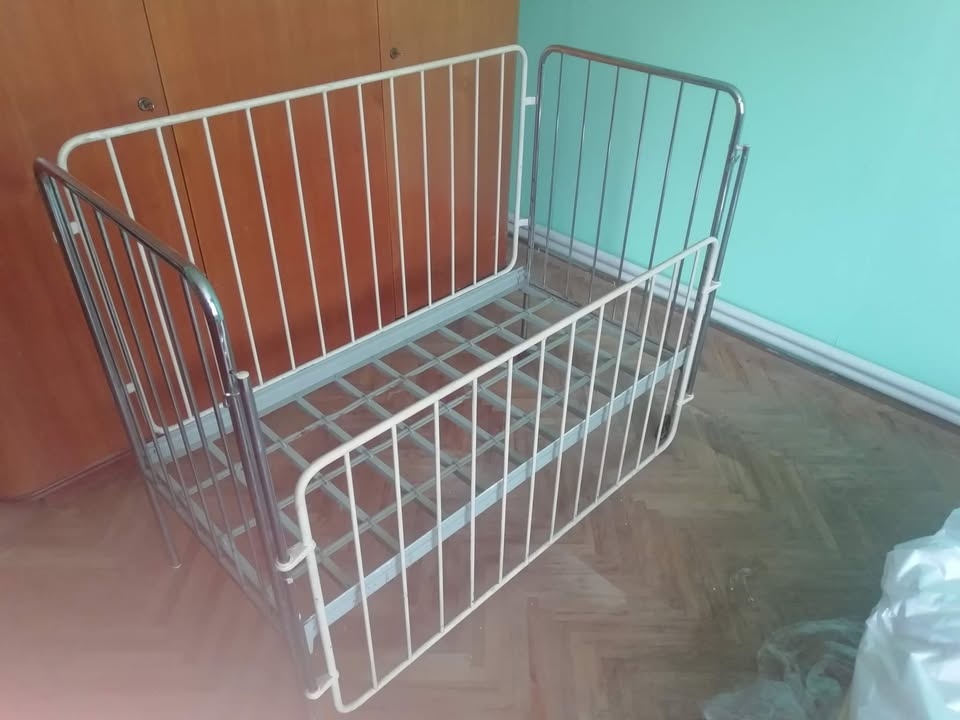 Dětská postýlka kovovo retro